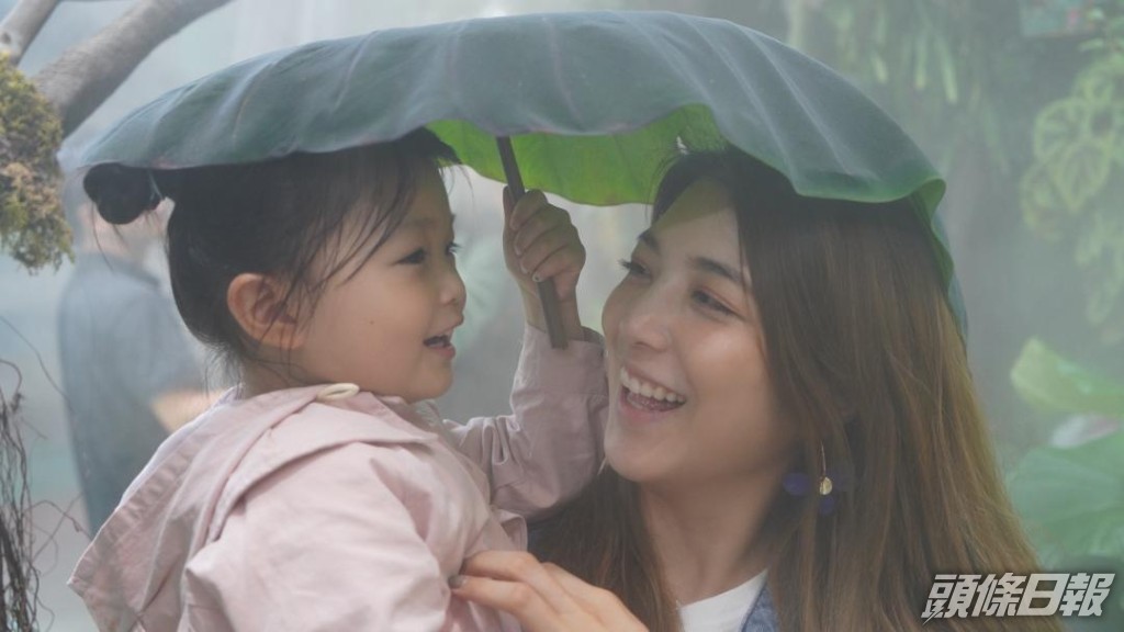 Phoebe放棄千金小姐身份，做個稱職媽咪。